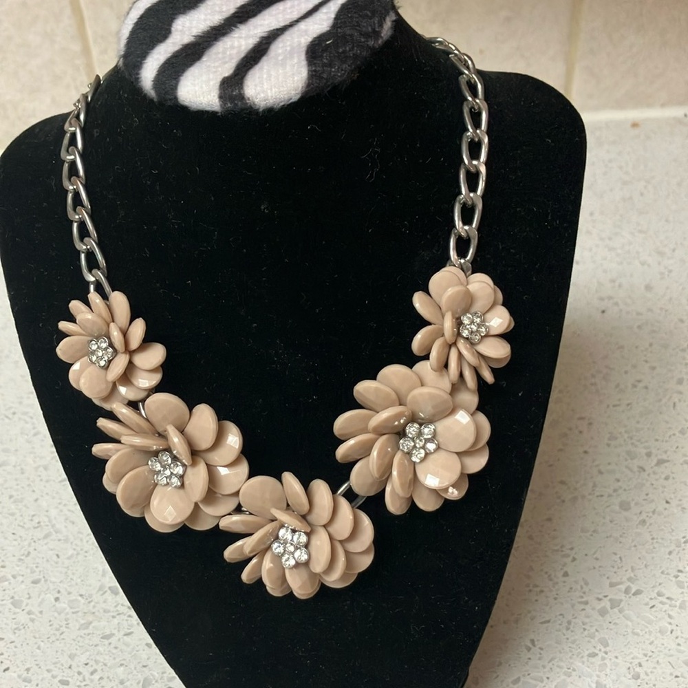 Neutral beige‎ tan flowers, rhinestone center, silver chain statement necklace